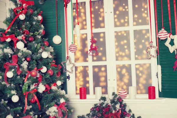 아름 답게 장식 된 크리스마스 인테리어입니다. 크리스마스 축 하를 하는 집 — 스톡 사진