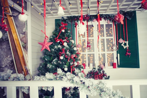 Interior de Natal lindamente decorado. Casa decorada à celebração de Natal — Fotografia de Stock