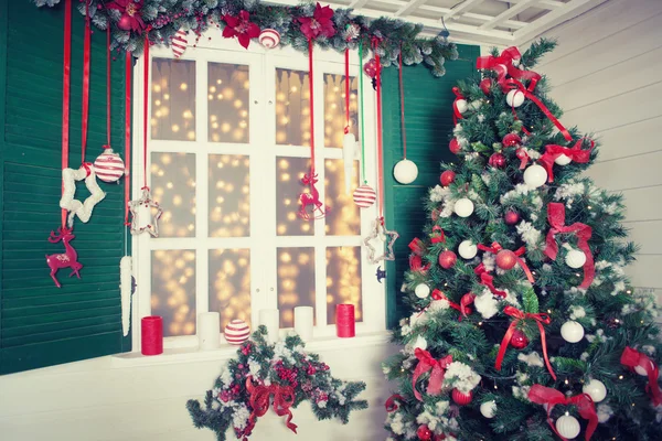 Interior de Natal lindamente decorado. Casa decorada à celebração de Natal — Fotografia de Stock