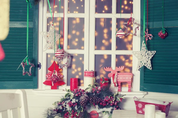 Interior de Natal lindamente decorado. Casa decorada à celebração de Natal — Fotografia de Stock