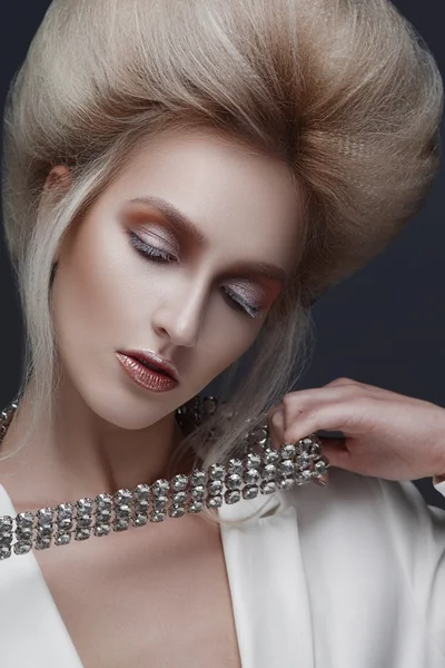 Nahaufnahme Porträt einer schönen Frau mit kreativem Make-up — Stockfoto