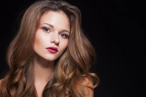 Hermoso pelo rubio rizado natural, retrato de una joven — Foto de Stock