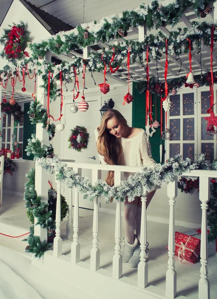 Schönheit Mode Frau mit Weihnachts-Geschenk-Box, Neujahr Baum Hintergrund — Stockfoto