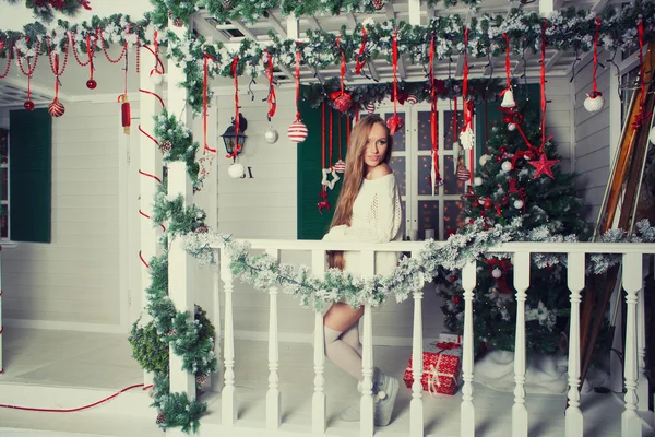 Mulher de moda de beleza com caixa de presente de Natal, fundo de árvore de ano novo — Fotografia de Stock