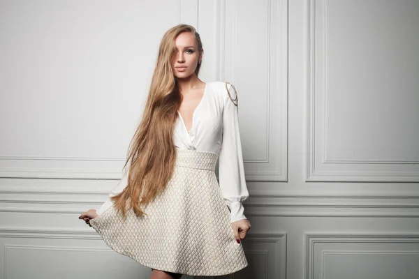 Hermoso cabello, retrato de una joven con vestido blanco corto — Foto de Stock