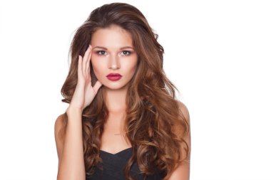 Güzel doğal kıvırcık sarı saçlı, bir genç kız portresi