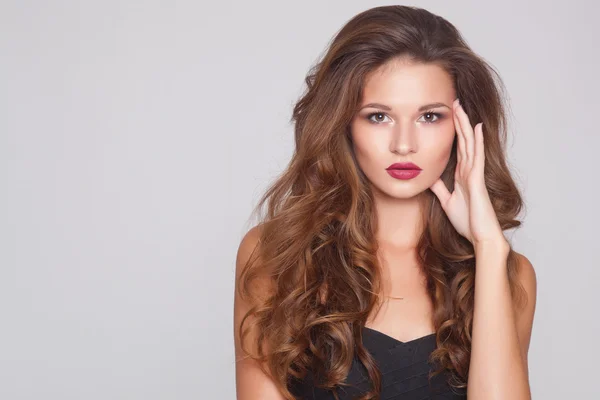 Hermoso pelo rubio rizado natural, retrato de una joven —  Fotos de Stock