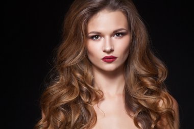 Güzel doğal kıvırcık sarı saçlı, bir genç kız portresi