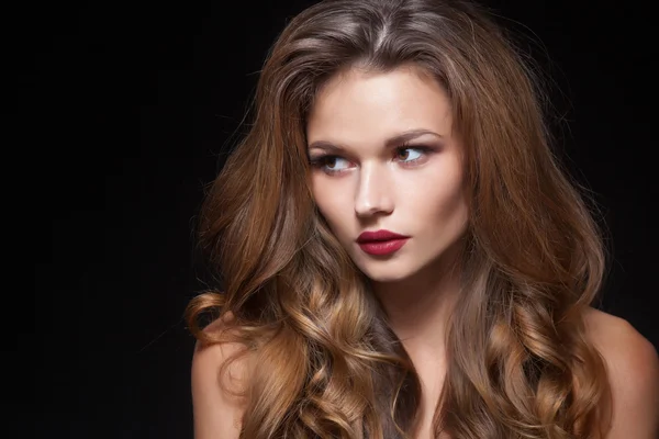 Cabelo loiro encaracolado natural bonito, retrato de uma jovem — Fotografia de Stock