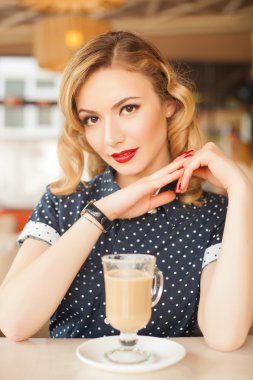 Restoran Cafe kahve ile Retro güzel kadın