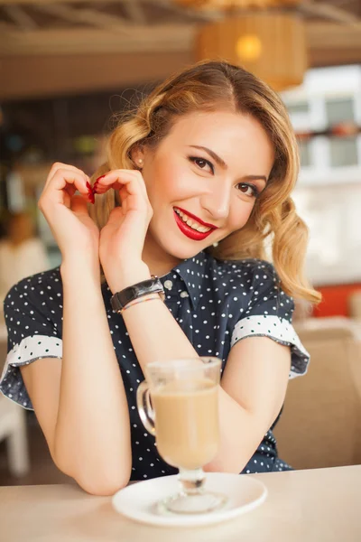 コーヒー レストラン カフェでレトロな美しい女性 — ストック写真