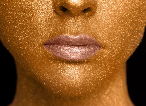 Χρυσή γυναίκας Closeup του προσώπου. Φουτουριστικό επιχρυσωμένο Make-up. Χειροποίητη δέρμα — Φωτογραφία Αρχείου