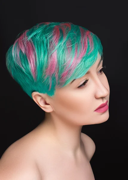Frau mit natürlichem Make-up und mehrfarbiger Haarsträhne isoliert — Stockfoto