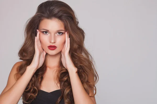 Cabelo loiro encaracolado natural bonito, retrato de uma jovem isolada no branco — Fotografia de Stock