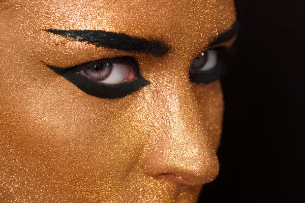 Gouden vrouw gezicht close-up. Futuristische vergulde Make-up. Beschilderde huid — Stockfoto