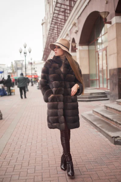 Belle et mode jeune femme marchant dans la rue d'hiver — Photo