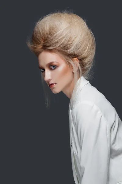 Retrato de uma mulher bonita com maquiagem criativa em jaqueta branca — Fotografia de Stock