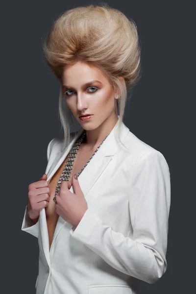 Portrét krásné ženy s kreativní make-up v bílém plášti — Stock fotografie