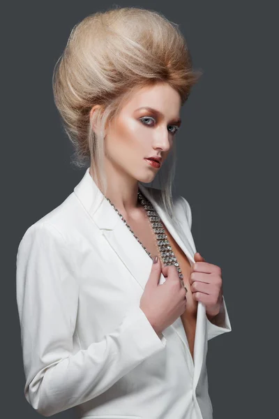 Retrato de una hermosa mujer con maquillaje creativo en chaqueta blanca — Foto de Stock