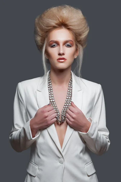 Portret van een mooie vrouw met creatieve make-up in witte jas — Stockfoto
