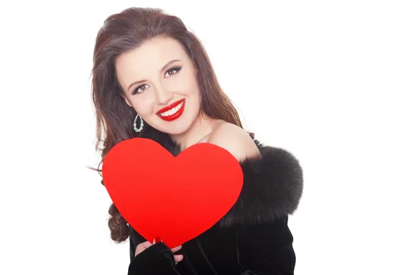 Valentinstag. schöne lächelnde Frau mit einem Geschenk in Form eines Herzens in seinen Händen — Stockfoto