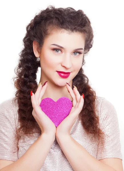 Día de San Valentín. Hermosa mujer sonriente con un regalo en forma de corazón en sus manos —  Fotos de Stock