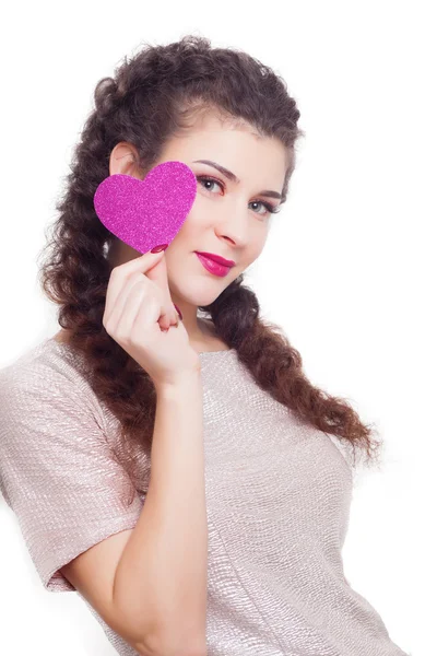 Saint-Valentin. Belle femme souriante avec un cadeau en forme de cœur dans ses mains — Photo