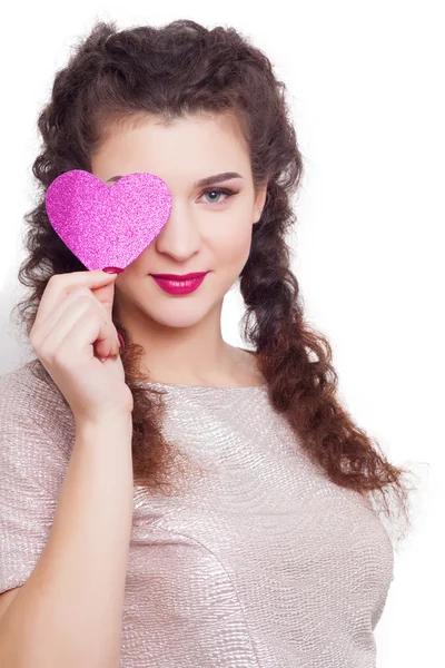 Saint-Valentin. Belle femme souriante avec un cadeau en forme de cœur dans ses mains — Photo