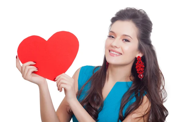 Día de San Valentín. Hermosa mujer sonriente con un regalo en forma de corazón en sus manos —  Fotos de Stock