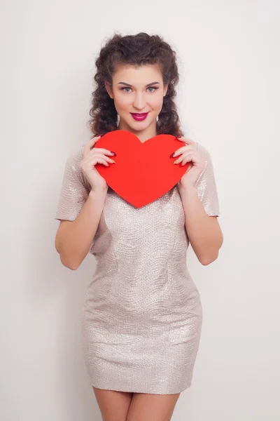 Aftelkalender voor Valentijnsdag. Mooie lachende vrouw met een geschenk in de vorm van hart in zijn handen — Stockfoto