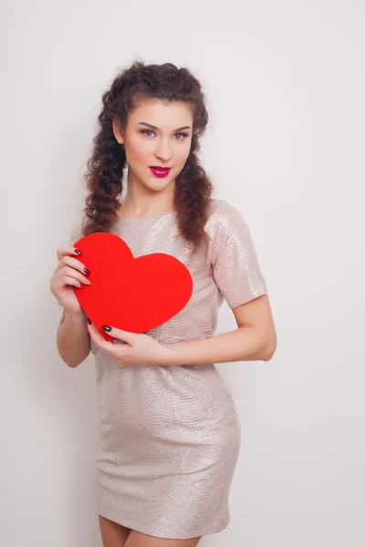 Aftelkalender voor Valentijnsdag. Mooie lachende vrouw met een geschenk in de vorm van hart in zijn handen — Stockfoto