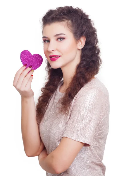 Día de San Valentín. Hermosa mujer sonriente con un regalo en forma de corazón en sus manos —  Fotos de Stock
