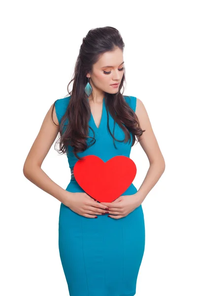 Día de San Valentín. Hermosa mujer sonriente con un regalo en forma de corazón en sus manos — Foto de Stock