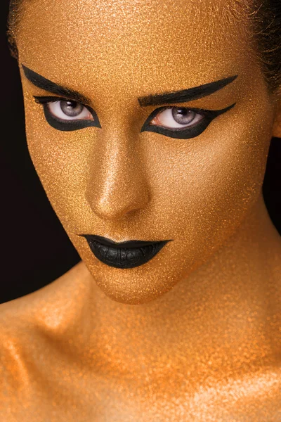 Twarz złota kobieta Zamknij się. Futurystyczny makijaż złocone. Malowane skóry — Zdjęcie stockowe
