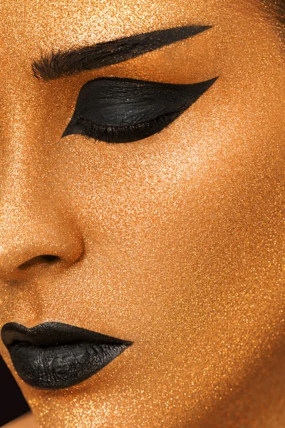 Cara de Mulher Dourada Close up. Maquilhagem Futurista Dourada. Pele pintada — Fotografia de Stock