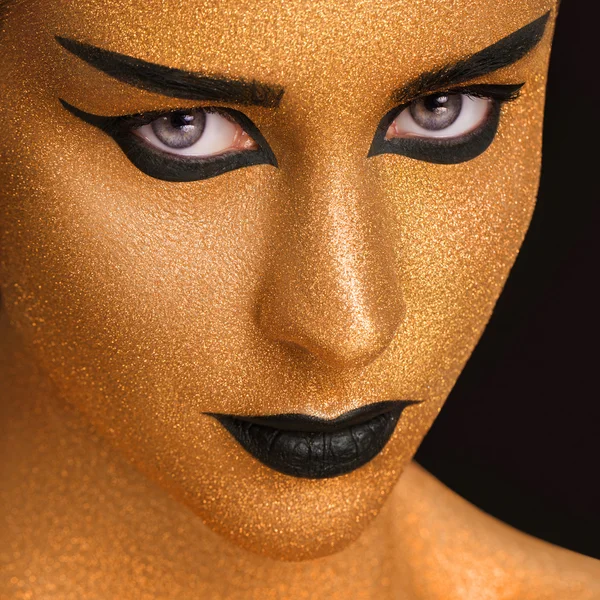 Arany női arc közelről. Futurisztikus aranyozott Make-up. Festett bőr — Stock Fotó