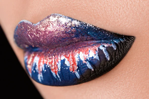 Kreatives und modisches Make-up auf den Lippen der Frau. Makrofoto. Studioaufnahme — Stockfoto