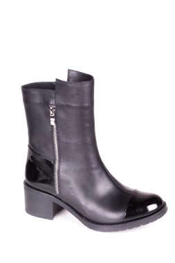 Studio, üzerinde beyaz izole atış şık deri çizmeler