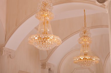 Güzel ve sevgili modern avize oturma odasında.