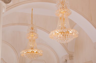 Güzel ve sevgili modern avize oturma odasında.