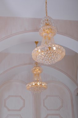 Güzel ve sevgili modern avize oturma odasında.