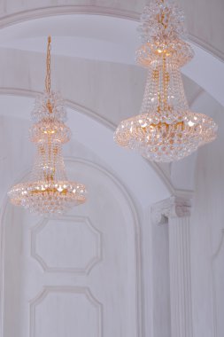 Güzel ve sevgili modern avize oturma odasında.