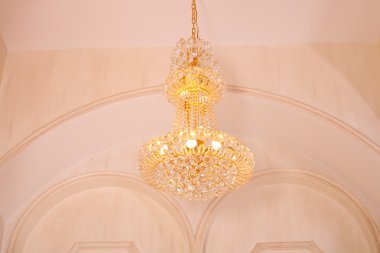 Güzel ve sevgili modern avize oturma odasında.