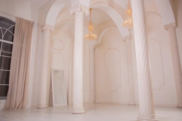 Красивый белый зал барокко с колоннами и высокими потолками — стоковое фото