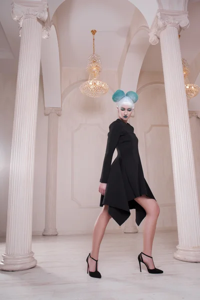 Look créatif et futuriste de la femme de la mode dans la belle salle blanche baroque avec des colonnes — Photo