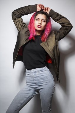 ceket ve kot pembe saç stüdyo atış ile genç kadın