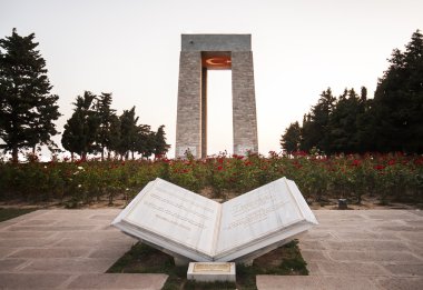 Çanakkale Şehitler Anıtı Türk bayrağı ile gün batımında