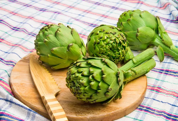 Globe artisjok klaar worden gesneden — Stockfoto