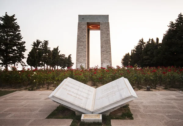 Mémorial des martyrs de Canakkale au coucher du soleil avec drapeau turc — Photo