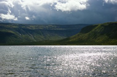 Fırtına bulutları dağlarla çevrili Gölü Seydyavr üzerinde